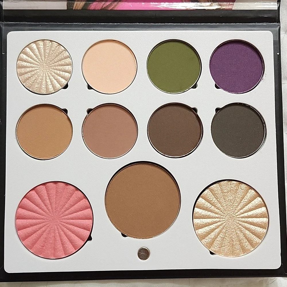 Pallette Of Eye Shadow N Blushes